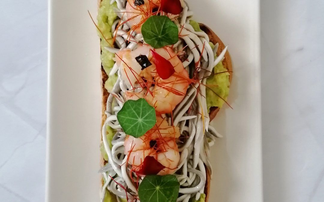 TOSTADA DE AGUACATE, GULAS Y GAMBAS