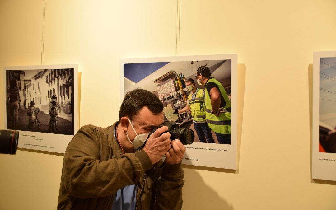 La Asociación de Periodistas de Ciudad Real inaugura la exposición “Imborrables”, una mirada impactante a los meses más duros de la pandemia