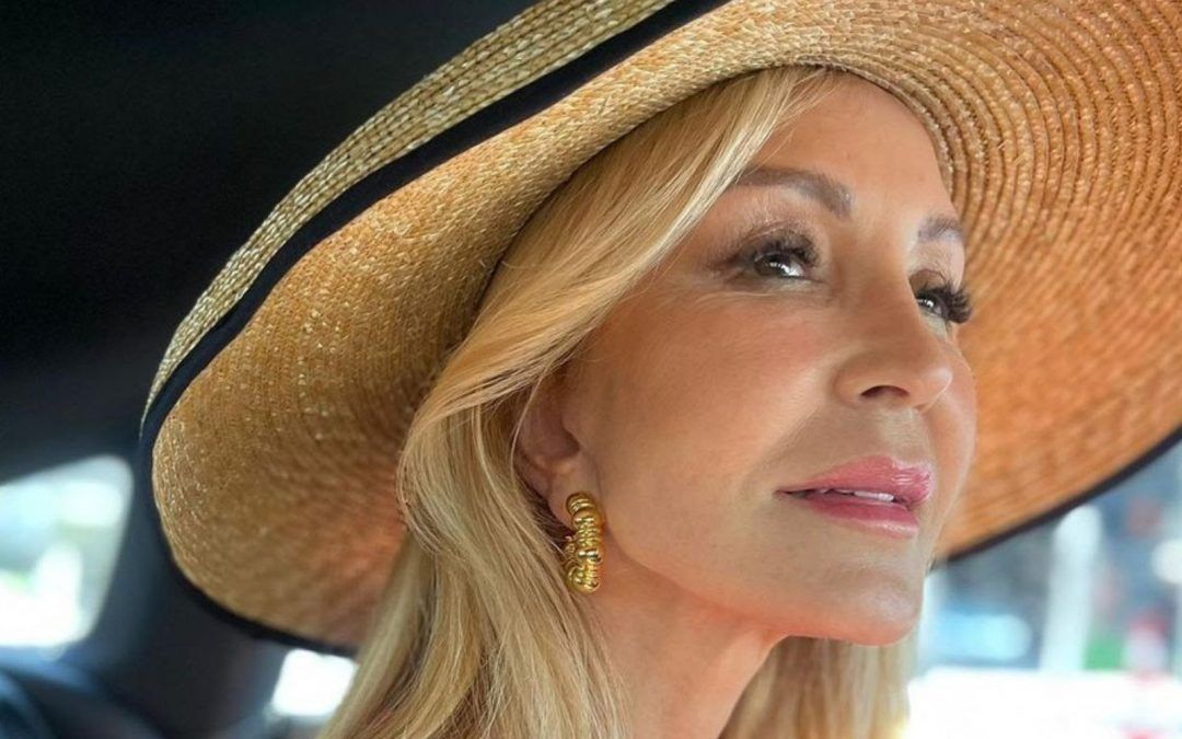 Lección de estilo: cómo llevar la falda pareo con tu bikini este verano según Carmen Lomana