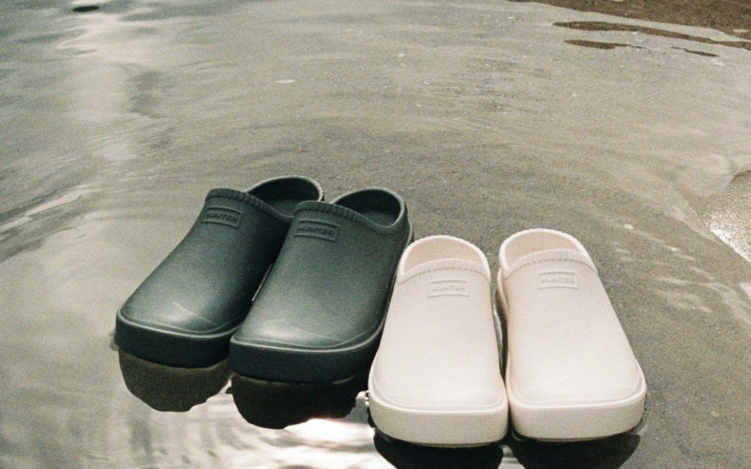 Zuecos de goma o la inesperada tendencia ‘ugly’ que arrasa entre las que más saben de moda