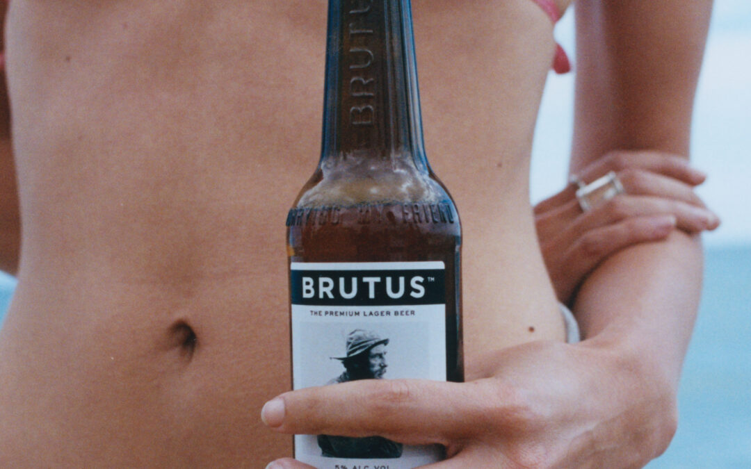 Mil maneras de agarrar una botella de cerveza BRUTUS