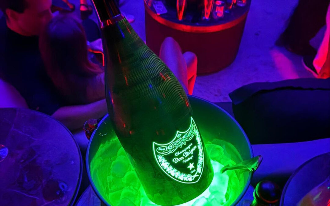 El night club y restaurante MOMENTO vende la botella premium de champagne más cara de la historia de Marbella