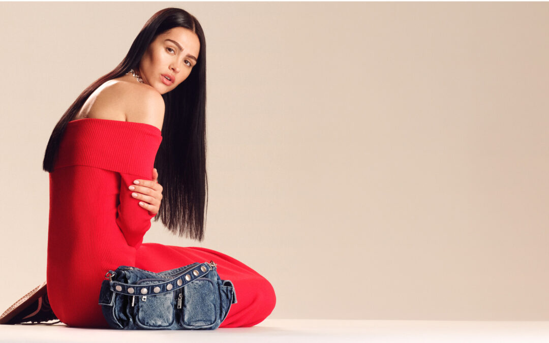 Amelia Gray protagoniza la campaña de Otoño-Invierno 2024 de Desigual, una propuesta desenfadada inspirada en los reality shows