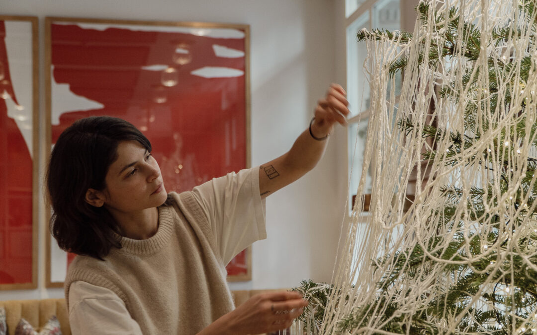Alba Galocha crea el árbol de navidad de Pulitzer Barcelona