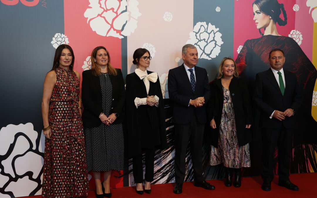 LA MODELO MERCEDES MUÑOZ INAUGURA LA 30ª EDICIÓN DE SIMOF CON UNA BATA DE COLA CON LOS NOMBRES DE TODOS LOS DISEÑADORES DE LA HISTORIA DE SIMOF