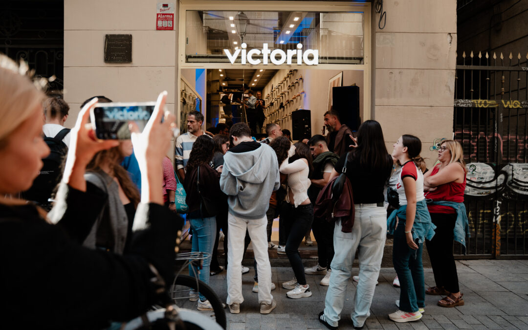 VICTORIA CELEBRA SU NUEVA TIENDA CON AMIGOS