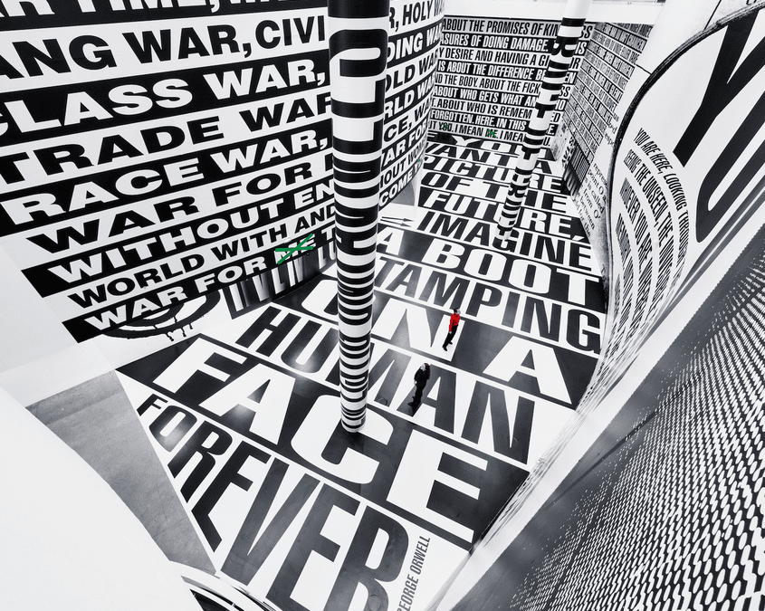 LA ARTISTA CONCEPTUAL BARBARA KRUGER PRESENTA SU PRIMERA RETROSPECTIVA EN ESPAÑA