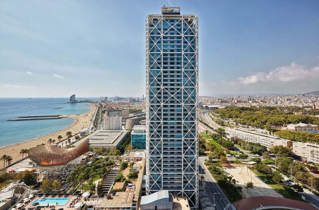 HOTEL ARTS BARCELONA REPARTE SU MOBILIARIO ENTRE 186 ENTIDADES SOCIALES PARA SU REUTILIZACIÓN