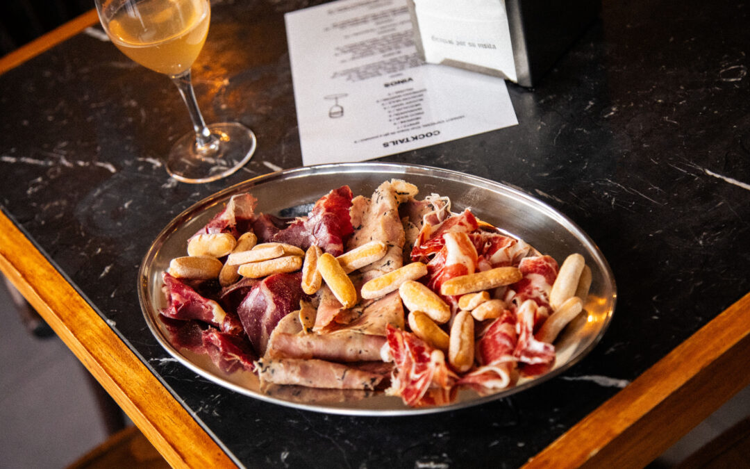 CASA CLAVEL ESTRENA TRADICIÓN Y CONVIERTE EL APERITIVO NAVIDEÑO EN LA CITA MÁS ESPERADA DE MALASAÑA