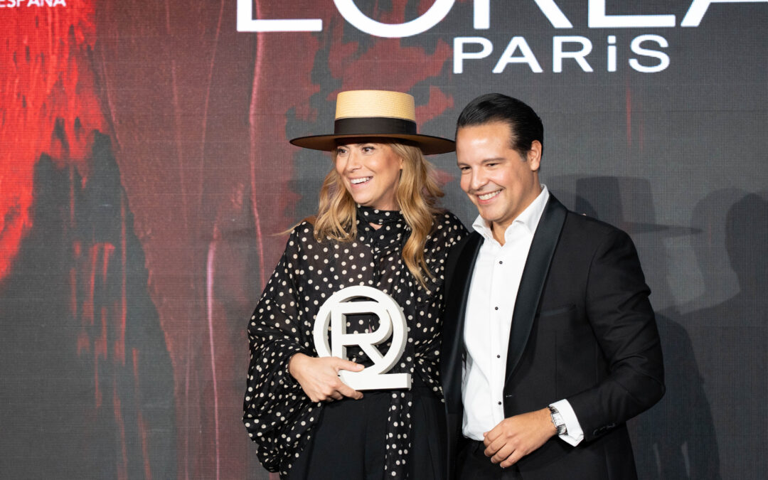 La diseñadora JUANA MARTÍN recibe el premio L’ORÉAL por su trayectoria a los pocos minutos de presentar su colección en la Real Academia de Bellas Artes de San Fernando