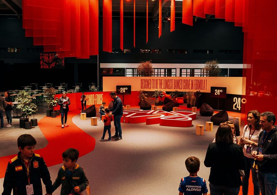 Las últimas plazas de MADRING en la recta principal:La emoción del podio y la gastronomía de Paco Ronceroen Podium Stand Official Hospitality
